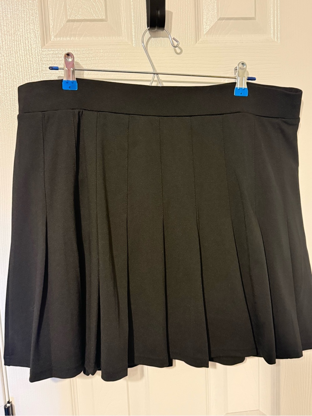 Indero Active Plus Size Black Pleated Skort